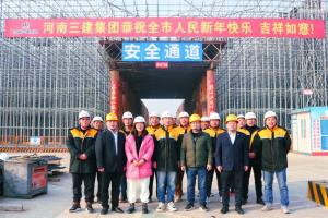 大年初一，集團公司領(lǐng)導到項目一線慰問